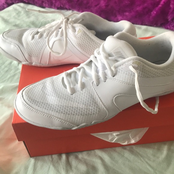 nike cheer shoes canada